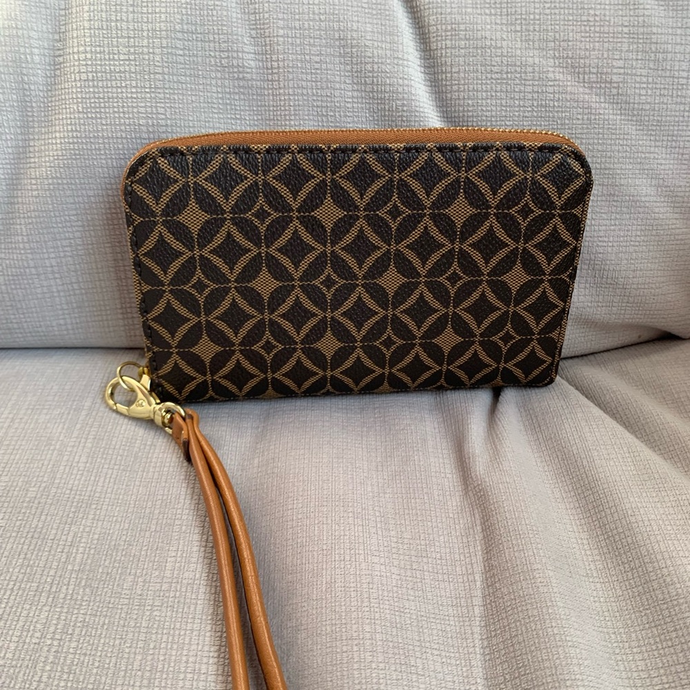 Fossil wristlet